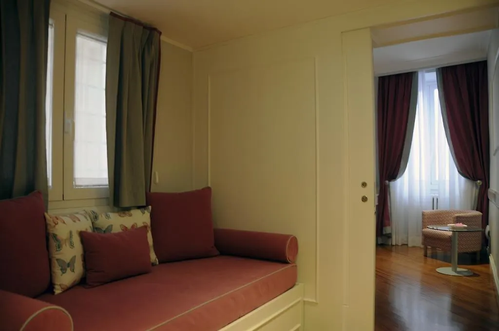 Suite Fontana Di Trevi Rome 2*,  Italy